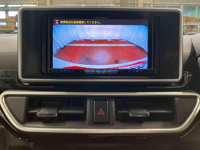 【バックカメラ】 駐車時に車両後方の様子を見ることができるので、運転の不安を軽くします
