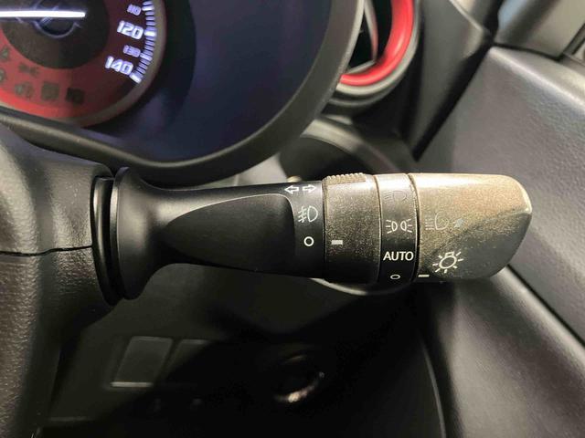 【オートライト】 周囲の明るさに応じて、ヘッドランプを自動的に点灯・消灯してくれるので、とても便利です