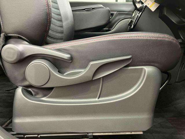 【運転席シートリフター】 体格に合わせたドライビングポジションに調整できます