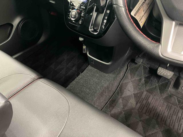 運転席から助手席への移動も簡単です