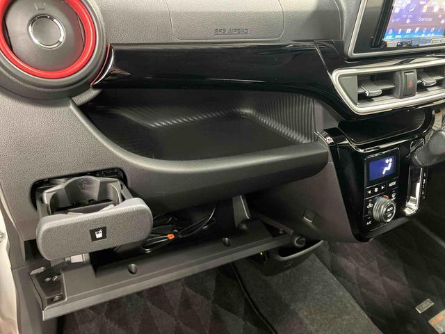 グローブボックスなどの多彩で便利な収納が設けられています