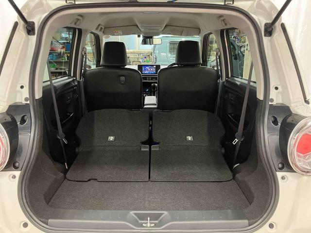 後席を倒すと、広い荷室に変わります