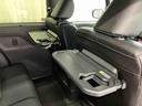 【格納式シートバックテーブル(運転席/助手席)】 物が落ちにくいふち高テーブルはタブレットが立てかけられ、お子さま用のマグカップや500mlの紙パックが入るカップホルダーも備えています