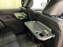 【格納式シートバックテーブル(運転席/助手席)】 物が落ちにくいふち高テーブルはタブレットが立てかけられ、お子さま用のマグカップや500mlの紙パックが入るカップホルダーも備えています