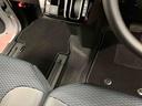運転席から助手席への移動も簡単です。