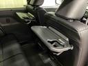 【格納式シートバックテーブル(運転席/助手席)】 物が落ちにくいふち高テーブルはタブレットが立てかけられ、お子さま用のマグカップや500mlの紙パックが入るカップホルダーも備えています。