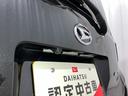【バックカメラ】 駐車時に車両後方の様子を見ることができるので、運転の不安を軽くします。