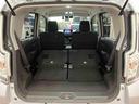 後席を倒すと、広い荷室に変わります