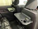【格納式シートバックテーブル(運転席/助手席)】 物が落ちにくいふち高テーブルはタブレットが立てかけられ、お子さま用のマグカップや500mlの紙パックが入るカップホルダーも備えています