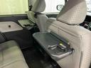 【格納式シートバックテーブル(運転席/助手席)】 物が落ちにくいふち高テーブルはタブレットが立てかけられ、お子さま用のマグカップや500mlの紙パックが入るカップホルダーも備えています
