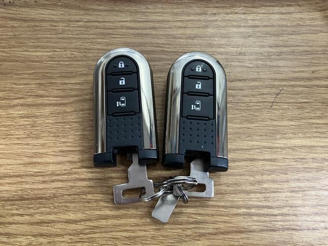 �y�X�}�[�g�L�[�z�@�X�}�[�g�L�[���g�т��Ă���΁A�h�A�n���h���̃{�^���������ă��b�N�̉������ł��A�p���[�X���C�h�h�A�������^�b�`�ŊJ�ł��܂��B