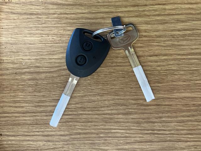 ハイゼットカーゴ ＤＸ　届出済未使用車　元展示車　衝突安全ボディ　禁煙　キーレス　両側スライドドア　アイドリングストップ　オートライト　オートマチックハイビーム　レーンアシスト　ＡＢＳ　運転席エアバッグ　助手席エアバッグ（16枚目）