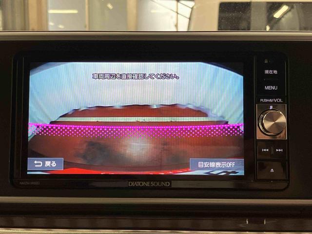 【バックカメラ】　駐車時に車両後方の様子を見ることができるので、運転の不安を軽くします