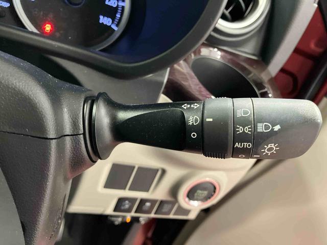 【オートライト】　周囲の明るさに応じて、ヘッドランプを自動的に点灯・消灯してくれるので、とても便利です