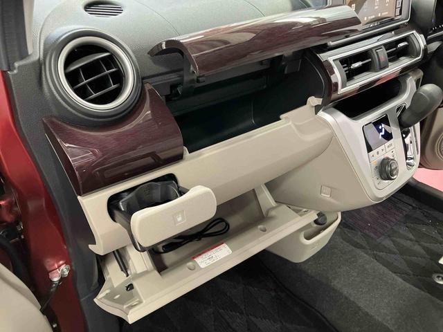 グローブボックスなどの多彩で便利な収納が設けられています