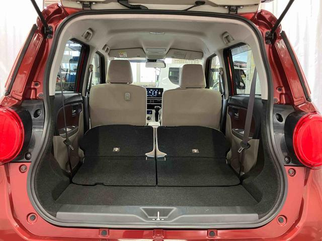 後席を倒すと、広い荷室に変わります