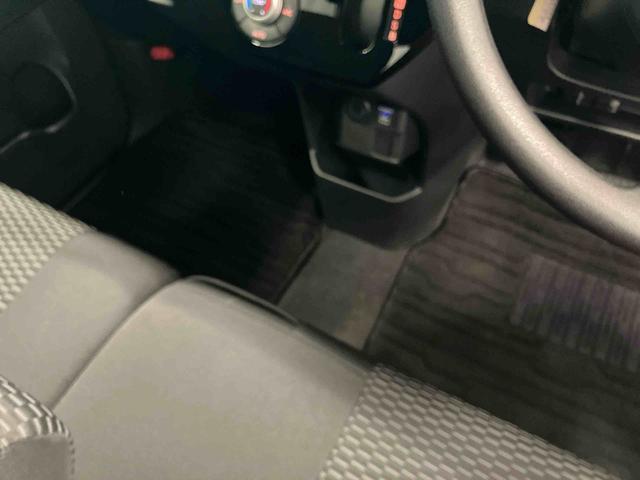 運転席から助手席への移動も簡単です