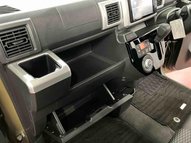 グローブボックスなどの多彩で便利な収納が設けられています
