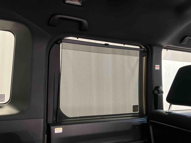 【格納式リヤドアサンシェード】　後席に乗る方の日差しのまぶしさを軽減します