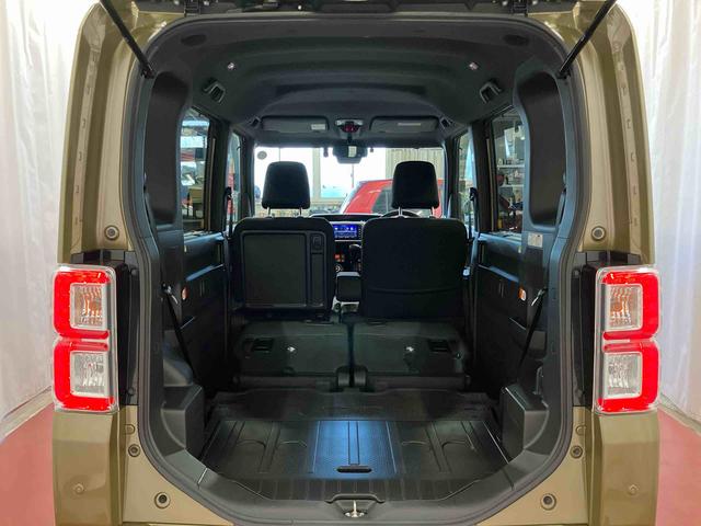 後席を倒すと、広い荷室に変わります