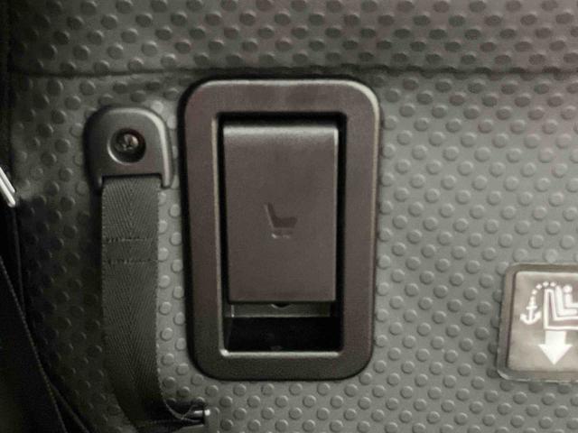 ラゲージ側からもリヤシートのスライド操作が可能です