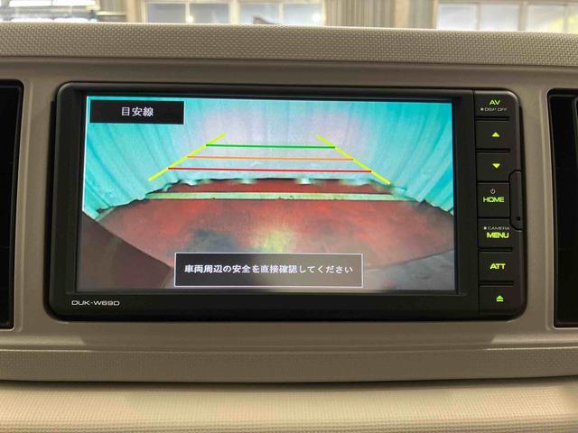 【バックモニター】　駐車時に車両後方の様子を見ることができるので、運転の不安を軽くします