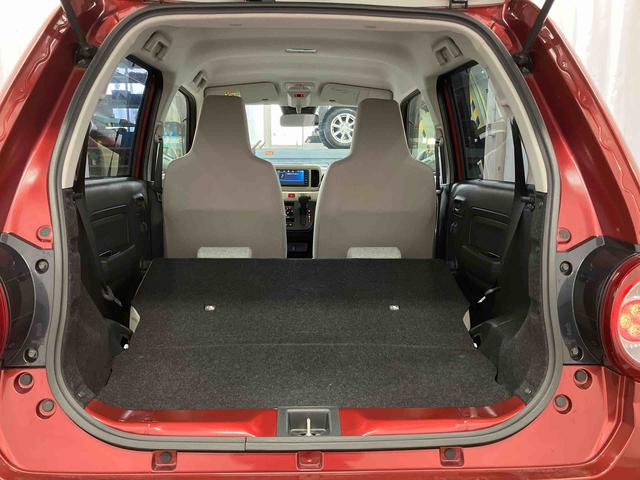 後席を倒すと広い荷室に変わります（リヤシート一体可倒式）