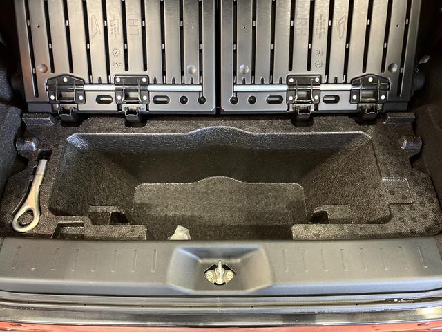 �f�b�L�{�[�h�̉��ɂ͎��[�X�y�[�X������܂��B