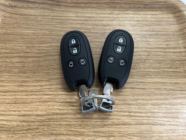 �y�X�}�[�g�L�[�z�@�X�}�[�g�L�[���g�т��Ă���΁A�h�A�n���h���̃{�^���������ă��b�N�̉������ł��A�p���[�X���C�h�h�A�������^�b�`�ŊJ�ł��܂��B