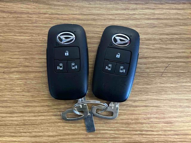 �y�X�}�[�g�L�[�z�@�X�}�[�g�L�[���g�т��Ă���΁A�h�A�n���h���̃{�^���������ă��b�N�̉������ł��A�p���[�X���C�h�h�A�������^�b�`�ŊJ�ł��܂��B