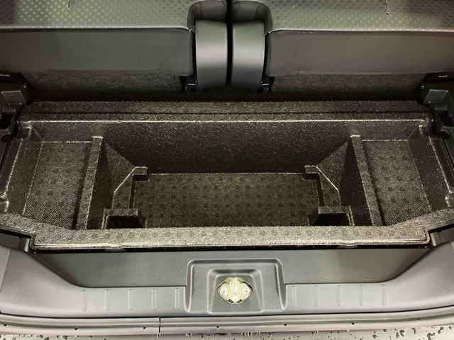 �f�b�L�{�[�h�̉��ɂ͎��[�X�y�[�X������܂��B