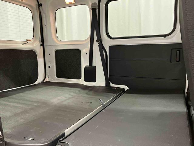 ハイゼットカーゴ DX アイドリングストップ キーレスエントリー 衝突安全ボディ 両側スライドドア 整備記録簿 横滑り防止装置 オートライト オートマチックハイビーム 運転席エアバッグ 助手席エアバッグ ABS 1オーナー(35枚目)