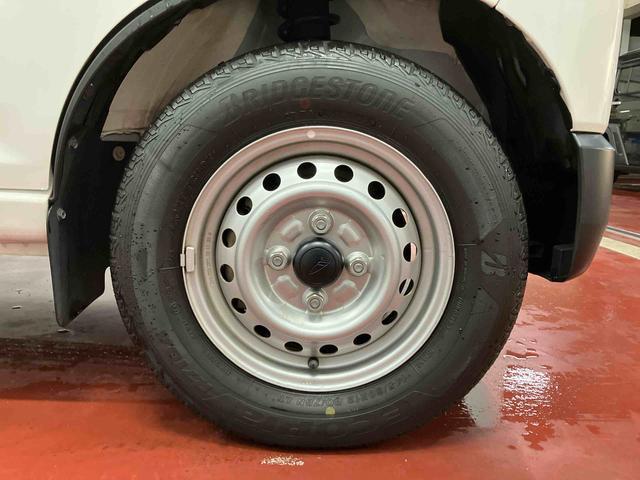 ハイゼットカーゴ DX アイドリングストップ キーレスエントリー 衝突安全ボディ 両側スライドドア 整備記録簿 横滑り防止装置 オートライト オートマチックハイビーム 運転席エアバッグ 助手席エアバッグ ABS 1オーナー(40枚目)