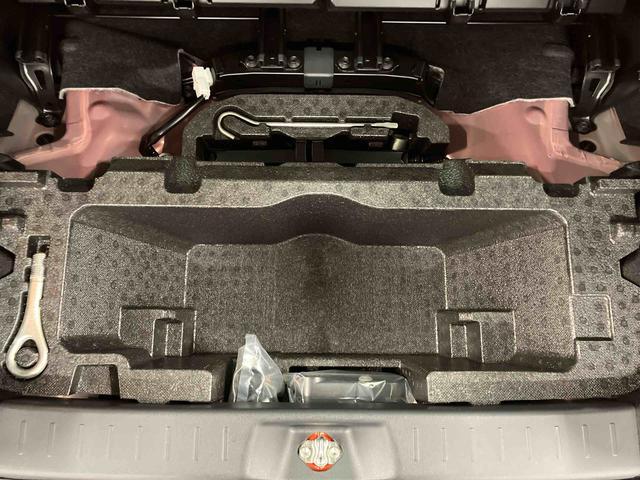 �f�b�L�{�[�h�̉��ɂ͎��[�X�y�[�X������܂��B