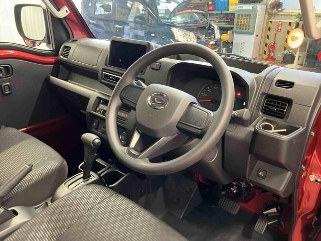 ハイゼットトラック ジャンボエクストラ　届出済未使用車　元展示車　２ＷＤ　ＣＶＴ　電動格納ミラー　オートマチックハイビーム　禁煙　スマ－トキー　両席エアバッグ　オートライト　記録簿付き　ＬＥＤヘッドランプ　アイドリングストップ　１オーナー（12枚目）