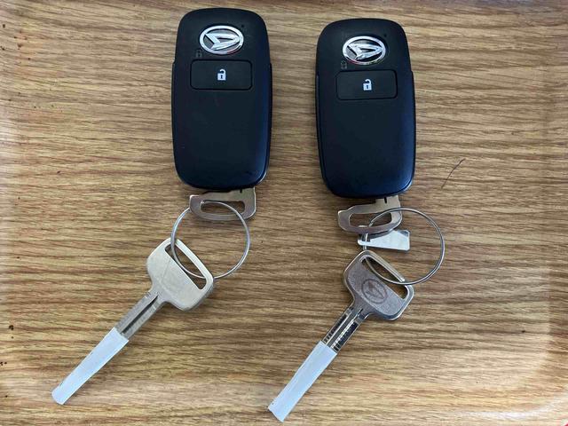 ハイゼットトラック ジャンボエクストラ　届出済未使用車　元展示車　２ＷＤ　ＣＶＴ　電動格納ミラー　オートマチックハイビーム　禁煙　スマ－トキー　両席エアバッグ　オートライト　記録簿付き　ＬＥＤヘッドランプ　アイドリングストップ　１オーナー（13枚目）