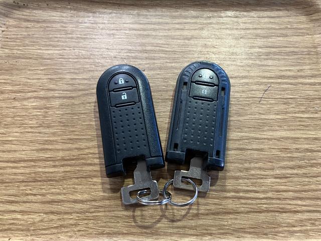 �y�X�}�[�g�L�[�z�@�X�}�[�g�L�[���g�т��Ă���΁A�h�A�n���h���̃{�^�������������Ń��b�N�̉������ł��܂��B