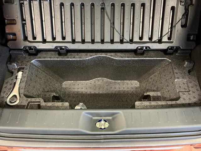 �f�b�L�{�[�h�̉��ɂ͎��[�X�y�[�X������܂��B