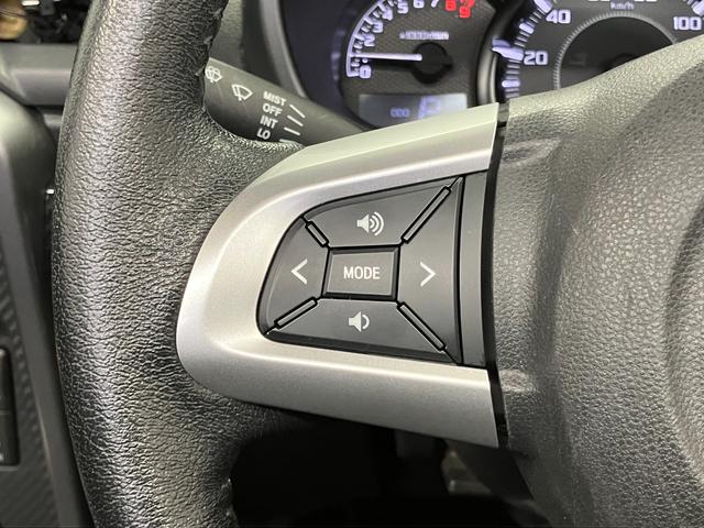 �y�X�e�A�����O�X�C�b�`�z�@�茳�̃X�C�b�`�ŃI�[�f�B�I�Ȃǂ̑��삪�ł��܂��B