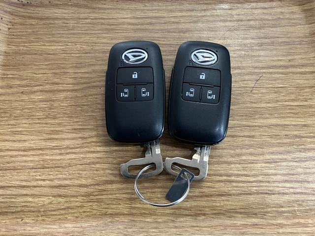 �y�X�}�[�g�L�[�z�@�X�}�[�g�L�[���g�т��Ă���΁A�h�A�n���h���̃{�^���������ă��b�N�̉������ł��A�p���[�X���C�h�h�A�������^�b�`�ŊJ�ł��܂��B