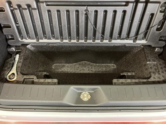 �f�b�L�{�[�h�̉��ɂ͎��[�X�y�[�X������܂��B