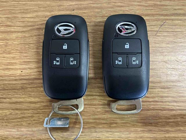 �y�X�}�[�g�L�[�z�@�X�}�[�g�L�[���g�т��Ă���΁A�h�A�n���h���̃{�^���������ă��b�N�̉������ł��A�p���[�X���C�h�h�A�������^�b�`�ŊJ�ł��܂��B