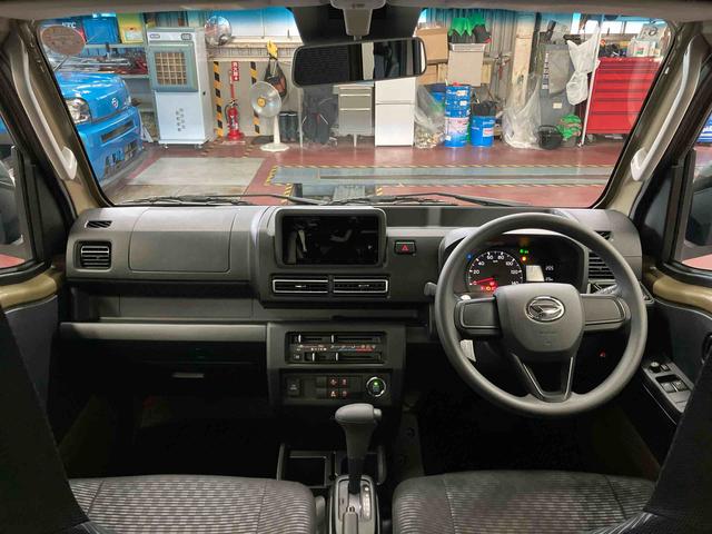 ハイゼットトラック ジャンボエクストラ　届出済未使用車　元展示車　２ＷＤ　ＣＶＴ車　レーンアシスト　スマートキー　電動格納ミラー　盗難防止装置　エアバッグ　オートライト　オートマチックハイビーム　１オーナー　禁煙車　ＬＥＤヘッドランプ（9枚目）