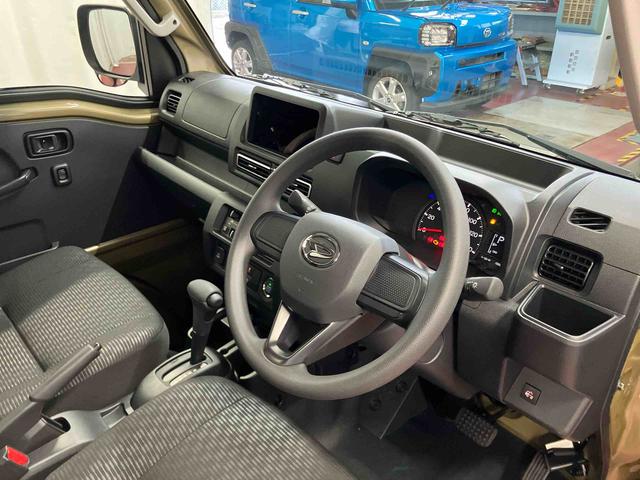 ハイゼットトラック ジャンボエクストラ　届出済未使用車　元展示車　２ＷＤ　ＣＶＴ車　レーンアシスト　スマートキー　電動格納ミラー　盗難防止装置　エアバッグ　オートライト　オートマチックハイビーム　１オーナー　禁煙車　ＬＥＤヘッドランプ（11枚目）