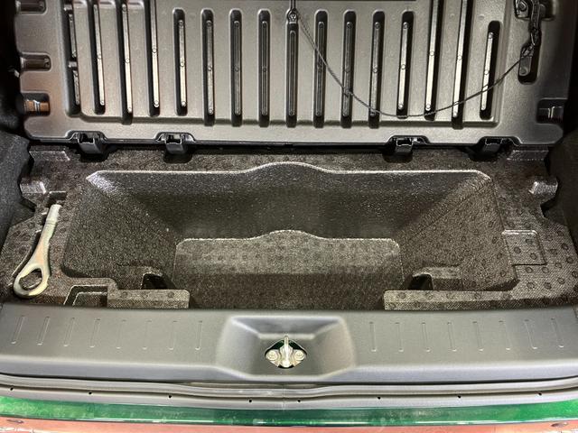 �f�b�L�{�[�h�̉��ɂ͎��[�X�y�[�X������܂�