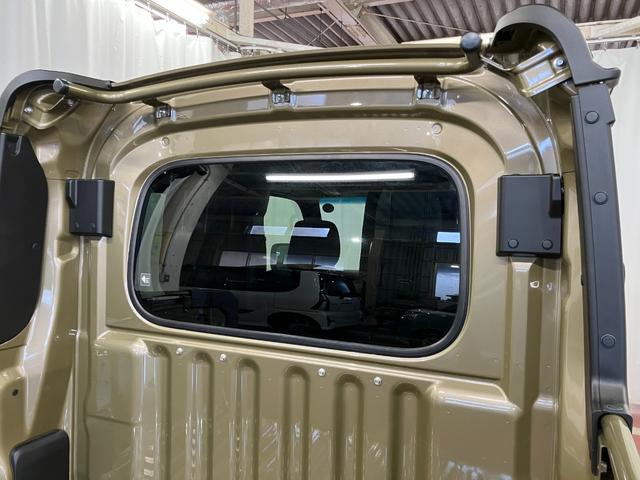 ハイゼットカーゴ デッキバンＧ　届出済未使用車　元展示車　禁煙　衝突被害軽減システム　両側電動スライドドア　オートライト　オートマチックハイビーム　電動格納ミラー　スマートキー　運転席エアバッグ　助手席エアバッグ　ＬＥＤヘッドランプ（31枚目）