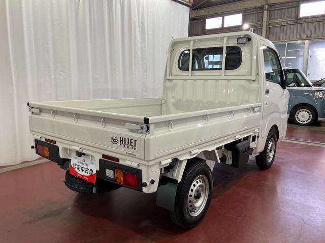 ハイゼットトラック スタンダード　農用スペシャル　届出済未使用車　元展示車　４ＷＤ　マニュアル車　衝突被害軽減システム　アイドリングストップ　オートライト　運転席エアバッグ　助手席エアバッグ　レーンアシスト　誤発進抑制機能　オートマチックハイビーム（5枚目）