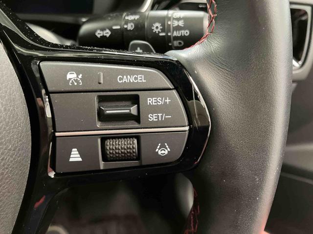 �y�A�_�v�e�B�u�N���[�Y�R���g���[���z�@���s���ɐ�s�Ԃ̗l�q�����m���Ȃ���A�ݒ肵�����x�͈͓̔��Ő�s�ԂƂ̋����̃L�[�v���x���I���ɂ����A�������^�]���̏a�؂Ȃǂ����K�ɉ^�]�ł��܂��B