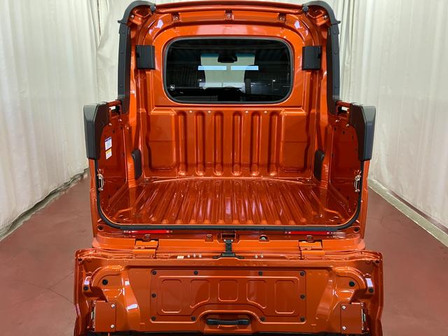 �I�[�v���f�b�L�ɐς񂾉ו����K�[�h�t���[����e�[���Q�[�g�t�b�N�ŌŔ��ł��A�L���r�������������S�ł��B