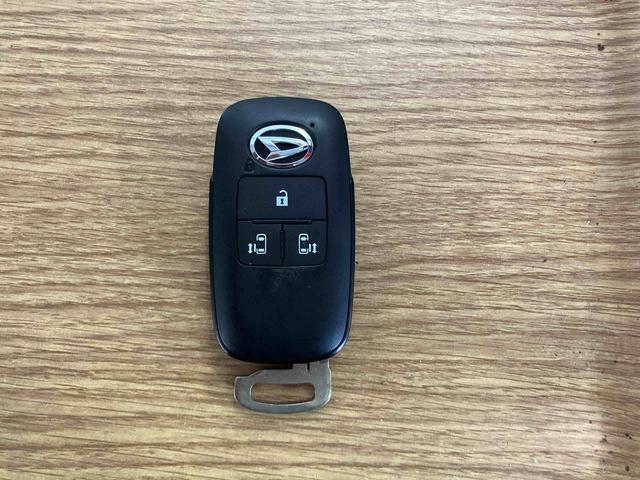 �y�X�}�[�g�L�[�z�@�X�}�[�g�L�[���g�т��Ă���΁A�h�A�n���h���̃{�^���������ă��b�N�̉������ł��A�p���[�X���C�h�h�A�������^�b�`�ŊJ�ł��܂��B